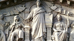 Fronton - statue de la République